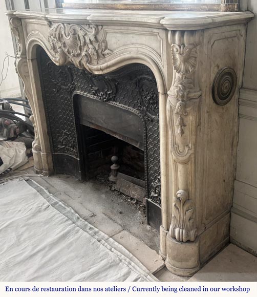 Cheminée de style Louis XV très sculptée en marbre de Carrare, décorée de fleurs-8