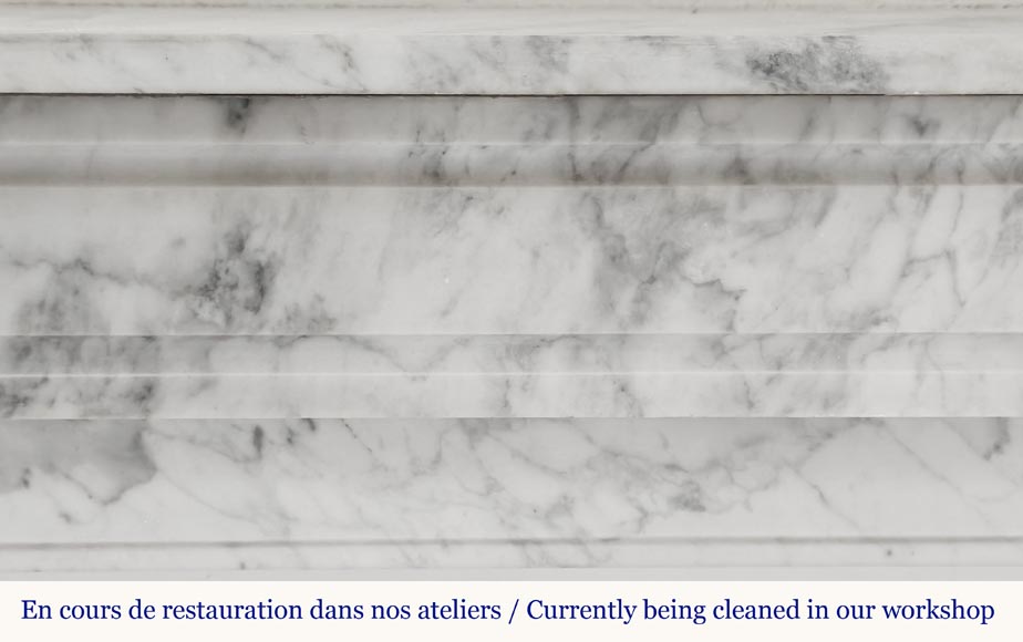 Cheminée de style Louis XVI en marbre de Carrare, à décore mouluré-1