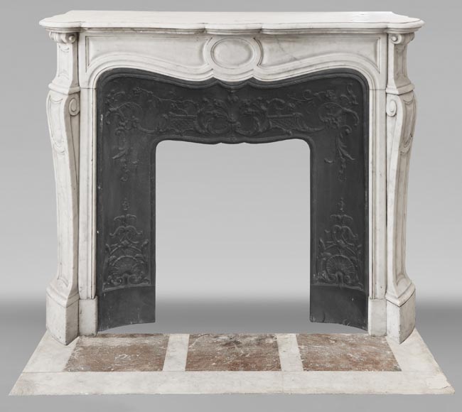 Cheminée de style Louis XV modèle Pompadour en marbre de Carrare-0