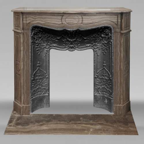 Cheminée de style Louis XV modèle Pompadour, en marbre Lunel