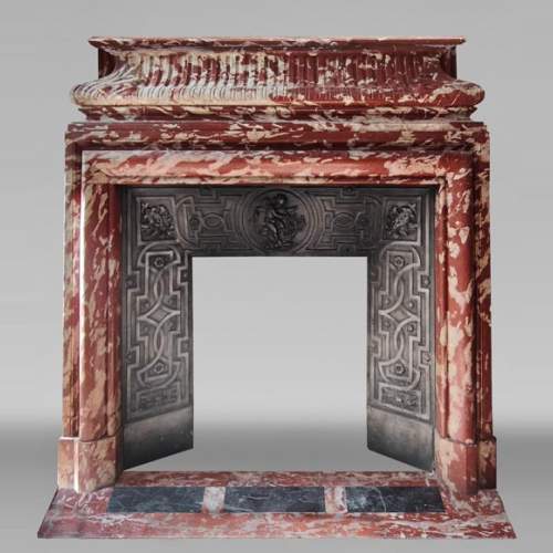 Cheminée de style Louis XIV à acrotères, en marbre Rouge du Languedoc