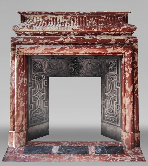 Cheminée de style Louis XIV à acrotères, en marbre Rouge du Languedoc-0
