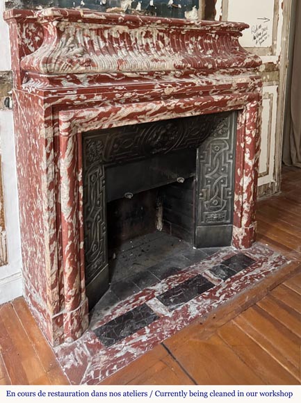Cheminée de style Louis XIV à acrotères, en marbre Rouge du Languedoc-2