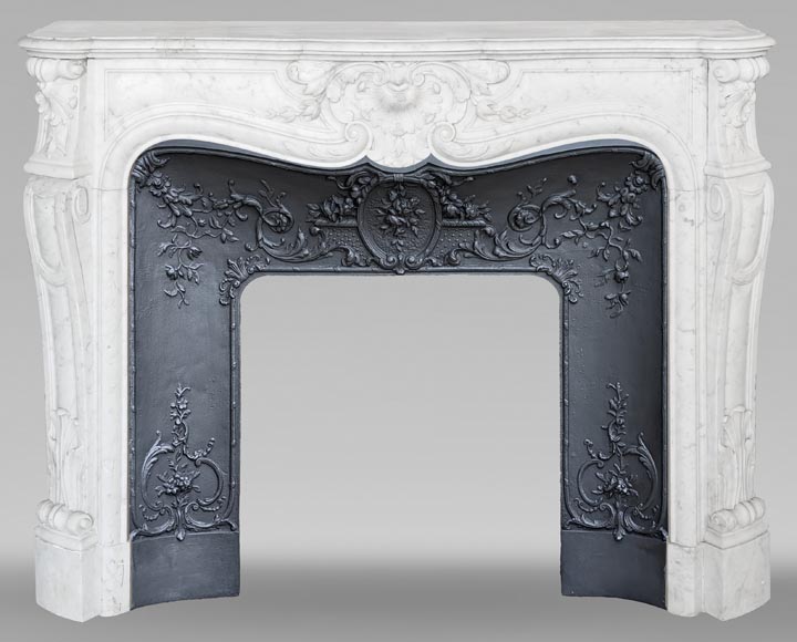 Cheminée de style Louis XV en marbre de Carrare, au décor végétal-0