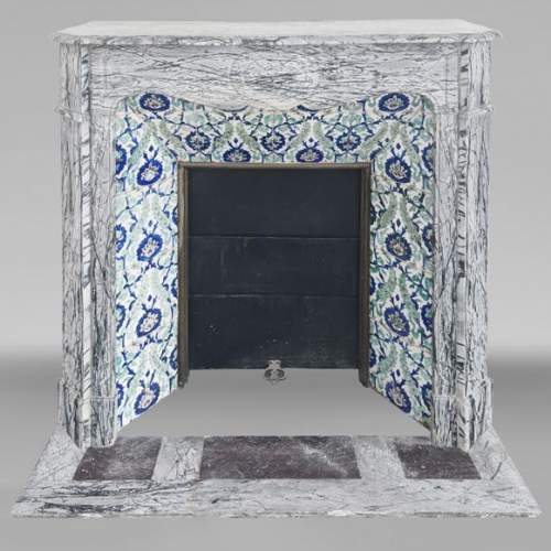 Cheminée de style Louis XV modèle Pompadour, en marbre Bleu Fleuri