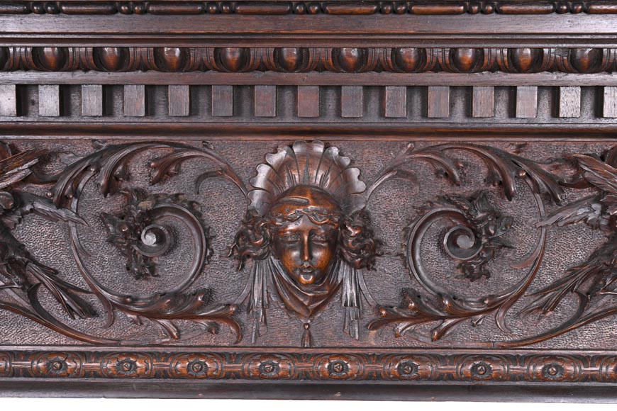Cheminée monumentale italienne en noyer sculpté, de style néo-Renaissance, vers 1880-1
