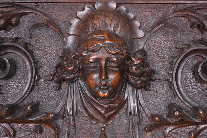 Cheminée monumentale italienne en noyer sculpté, de style néo-Renaissance, vers 1880-2