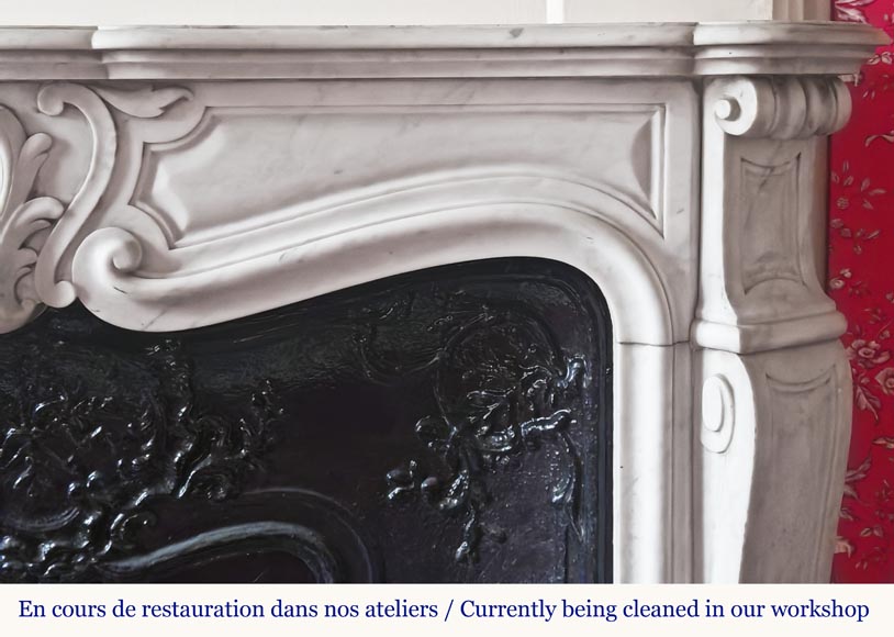 Cheminée de style Louis XV en marbre de Carrare à la coquille asymétrique-7