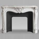 Cheminée de style Louis XV en marbre de Carrare, décorée d'une palmette