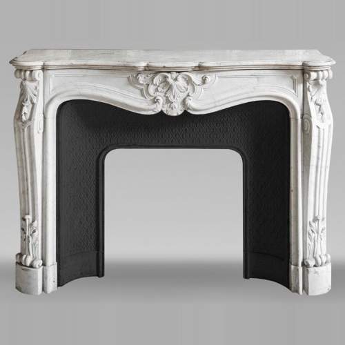 Cheminée de style Louis XV en marbre de Carrare, décorée d'une palmette