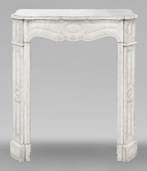 Cheminée de style Louis XV modèle Pompadour, en marbre de Carrare-0