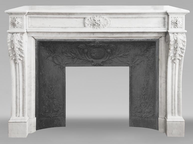 Cheminée de style Louis XVI en marbre de Carrare décorée d'un perlé-0