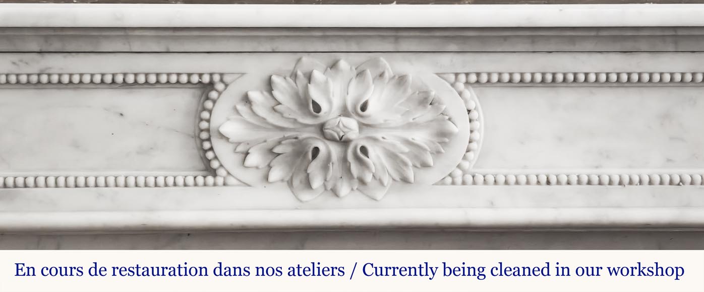 Cheminée de style Louis XVI en marbre de Carrare décorée d'un perlé-1