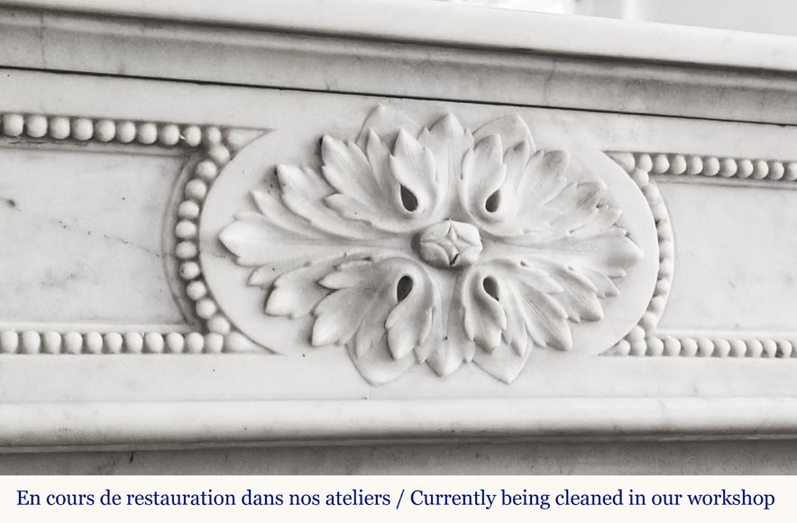 Cheminée de style Louis XVI en marbre de Carrare décorée d'un perlé-2
