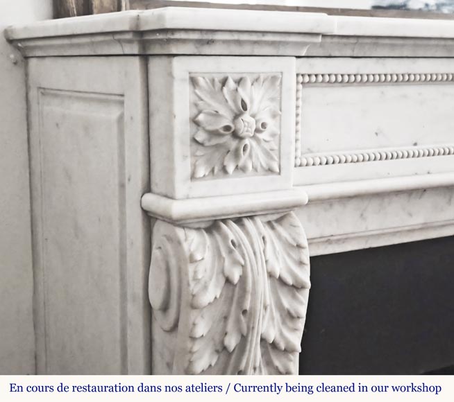 Cheminée de style Louis XVI en marbre de Carrare décorée d'un perlé-4