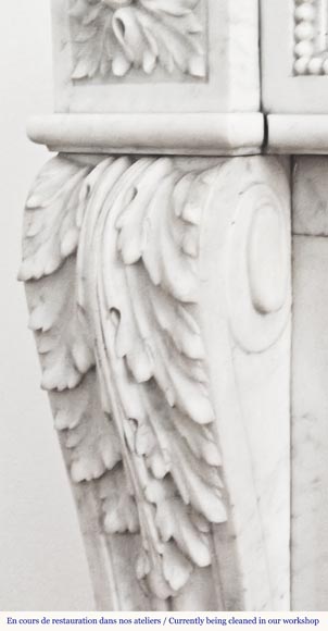 Cheminée de style Louis XVI en marbre de Carrare décorée d'un perlé-5