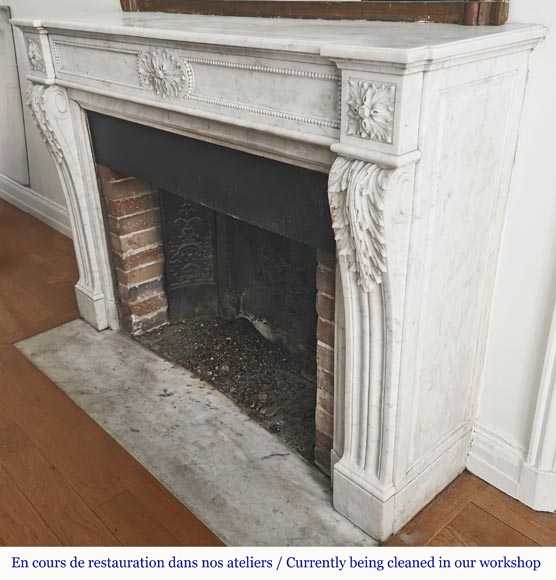 Cheminée de style Louis XVI en marbre de Carrare décorée d'un perlé-7