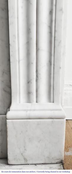 Cheminée de style Louis XVI en marbre de Carrare décorée d'un perlé-9