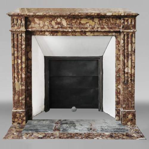 Cheminée cannelée de style Louis XVI, en marbre Brèche d'Alep rouge
