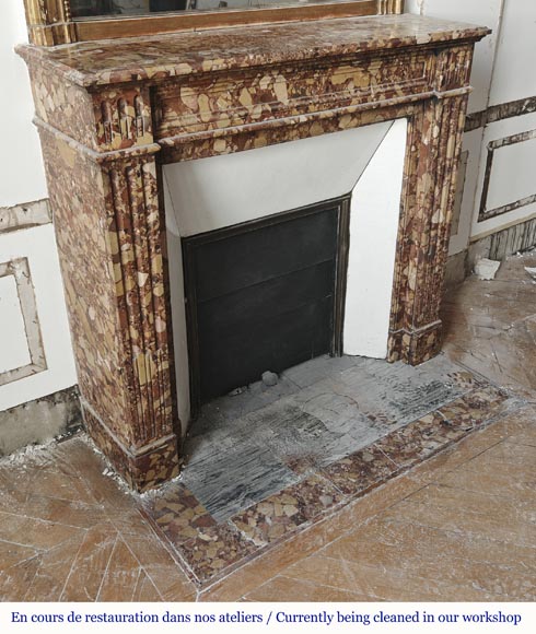 Cheminée cannelée de style Louis XVI, en marbre Brèche d'Alep rouge-2