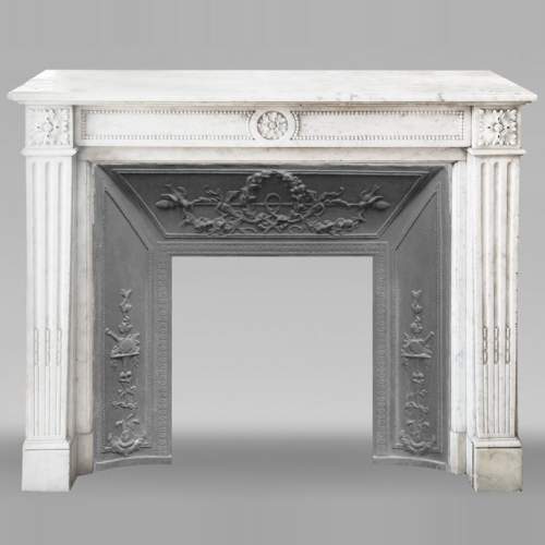 Cheminée de style Louis XVI à décor de perle, en marbre de Carrare