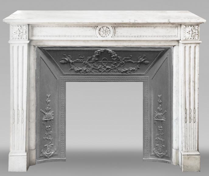Cheminée de style Louis XVI à décor de perle, en marbre de Carrare-0