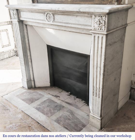 Cheminée de style Louis XVI à décor de perle, en marbre de Carrare-6