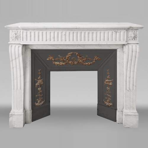 Cheminée de style Louis XVI en marbre demi statuaire, à décor rudenté