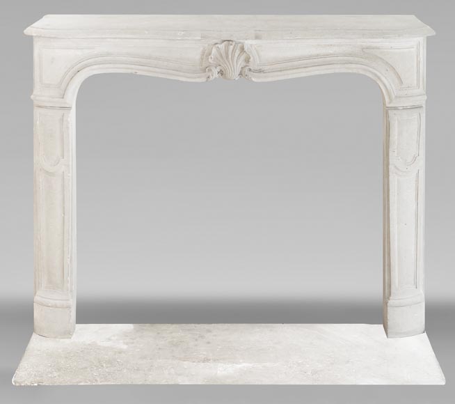 Cheminée de style Louis XV en pierre, décorée d'une coquille-0