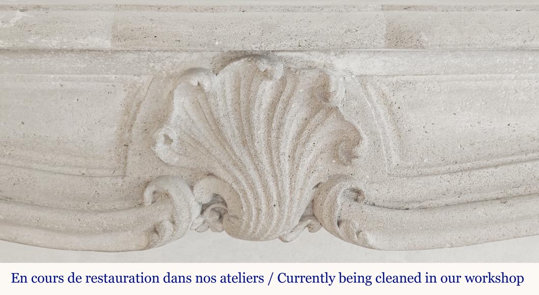 Cheminée de style Louis XV en pierre, décorée d'une coquille-1