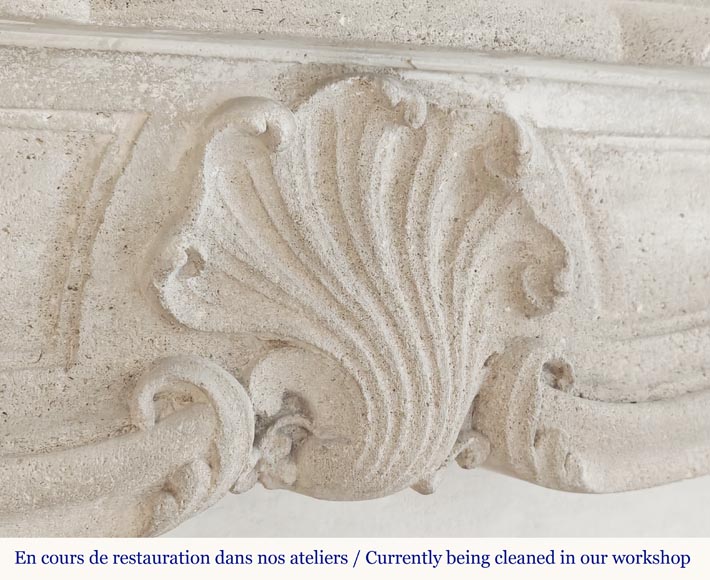 Cheminée de style Louis XV en pierre, décorée d'une coquille-2