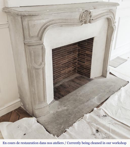 Cheminée de style Louis XV en pierre, décorée d'une coquille-3
