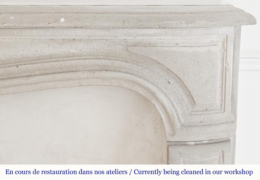 Cheminée de style Louis XV en pierre, décorée d'une coquille-7