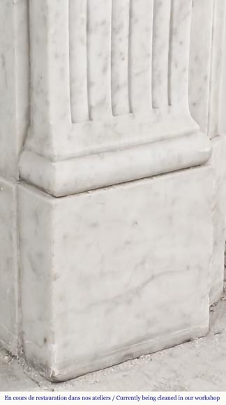 Cheminée de style Louis XVI en marbre de Carrare, décorée de fleurs de tournesol-4
