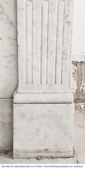 Cheminée de style Louis XVI en marbre de Carrare, décorée de fleurs de tournesol-7