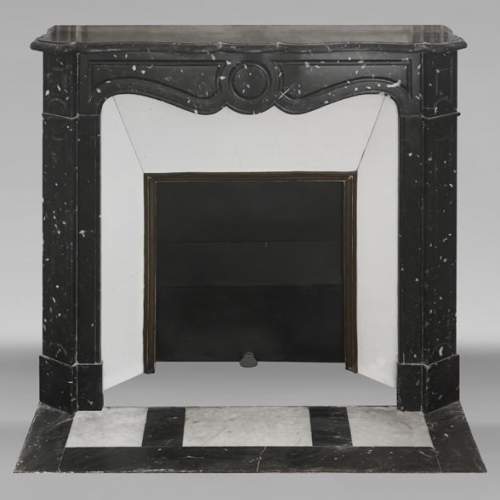 Cheminée de style Louis XV modèle Pompadour en marbre noir moucheté