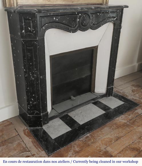 Cheminée de style Louis XV modèle Pompadour en marbre noir moucheté-2