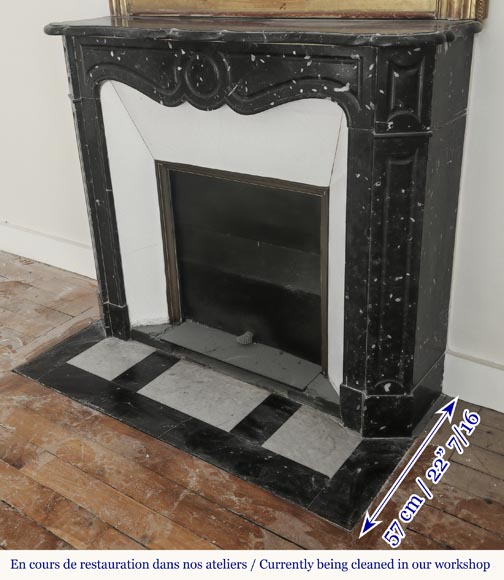 Cheminée de style Louis XV modèle Pompadour en marbre noir moucheté-5