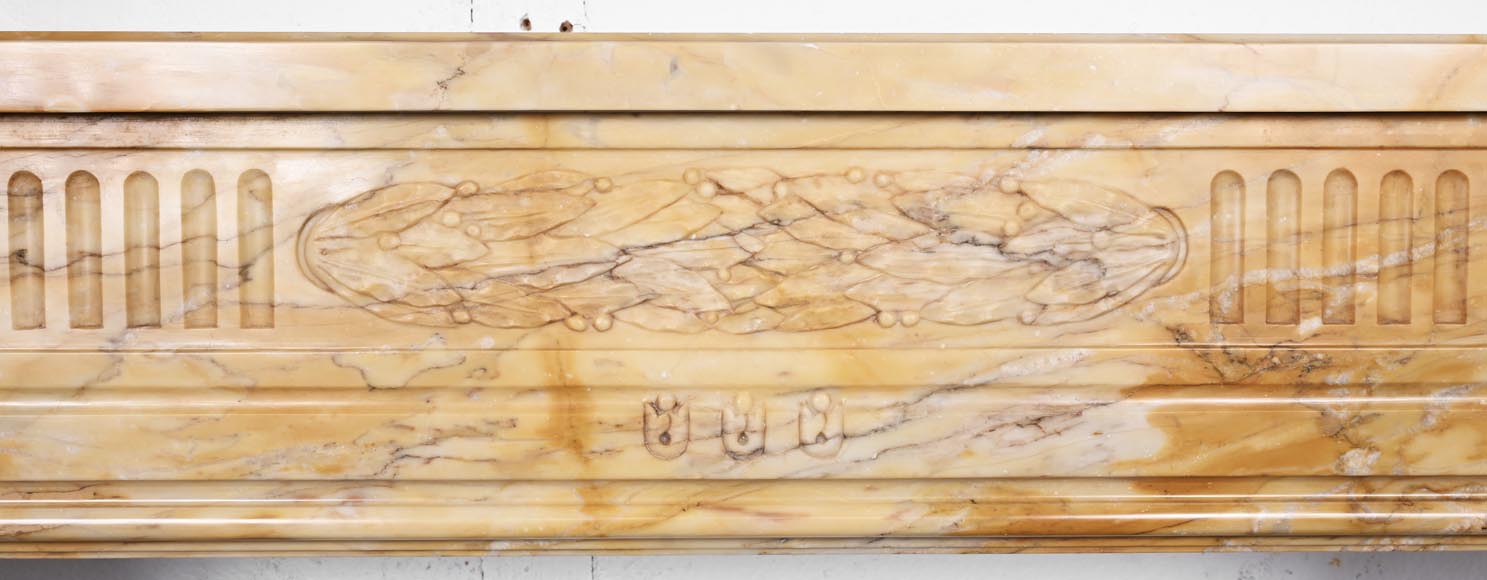 Cheminée de style Louis XVI à coins arrondis en jaune de Sienne-1