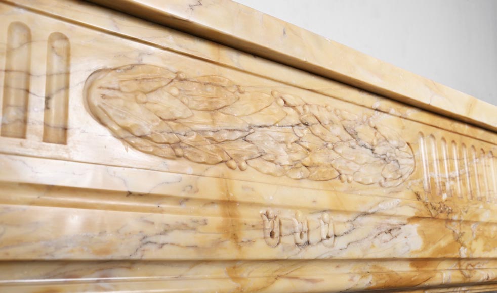 Cheminée de style Louis XVI à coins arrondis en jaune de Sienne-2