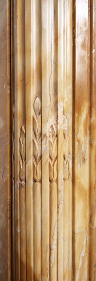 Cheminée de style Louis XVI à coins arrondis en jaune de Sienne-5