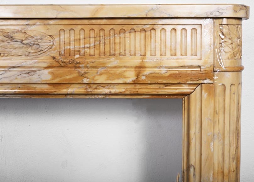 Cheminée de style Louis XVI à coins arrondis en jaune de Sienne-8