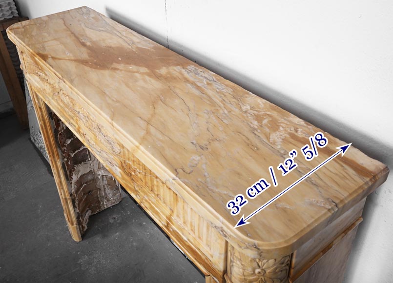 Cheminée de style Louis XVI à coins arrondis en jaune de Sienne-11