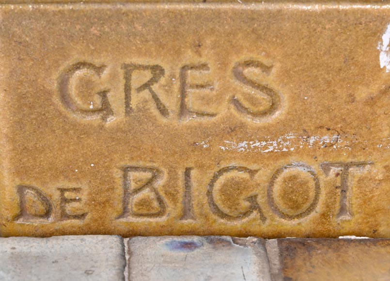 Cheminée en grès émaillé, signée “Grès de Bigot”, vers 1895-11