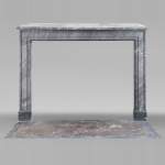 Cheminée d'époque Louis XVI en marbre bleu turquin, au décor de moulure