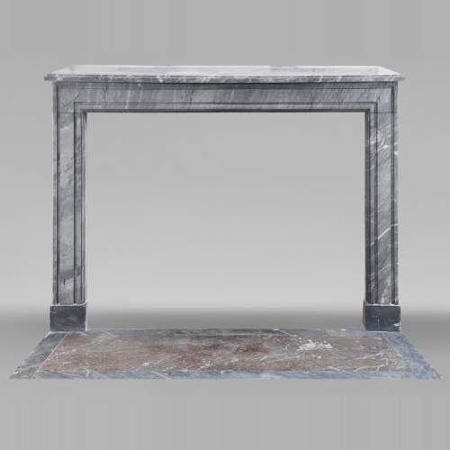 Cheminée d'époque Louis XVI en marbre bleu turquin, au décor de moulure
