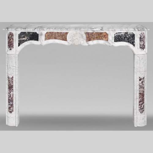 Cheminée de type provençale en marbre de Carrare veiné et en marbre de couleur
