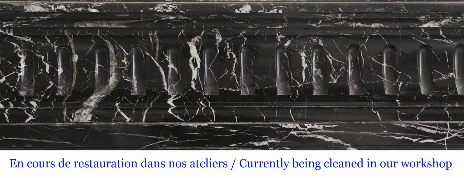 Cheminée de style Louis XIV à acrotère, en marbre Marquina Cheminée de style Louis XIV à acrotère, en marbre Marquina-1