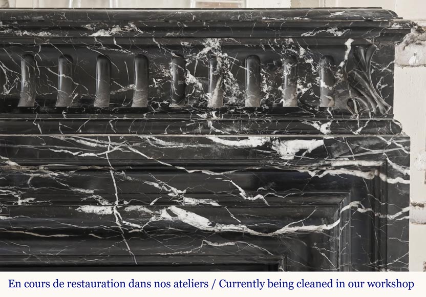 Cheminée de style Louis XIV à acrotère, en marbre Marquina Cheminée de style Louis XIV à acrotère, en marbre Marquina-6