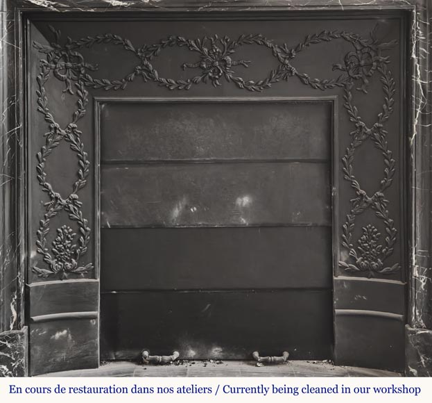 Cheminée de style Louis XIV à acrotère, en marbre Marquina Cheminée de style Louis XIV à acrotère, en marbre Marquina-9